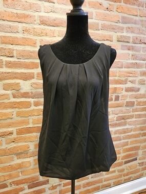 Francesca's Collections Black Pleated Scoop Neck Sleeveless Top